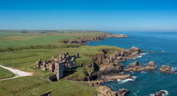 панорамный вид дрона на замок слейнс и дикое побережье абердиншира - cruden bay стоковые фото и изображения