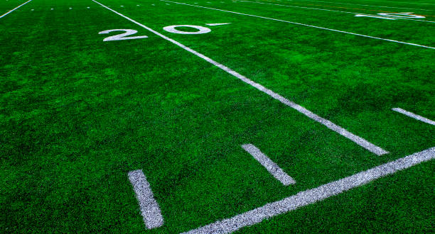 terrain de football green yard markers à la ligne de but touchdown endzone game competition - construction yard photos et images de collection