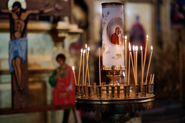 beaucoup de bougies allumées dans l’église orthodoxe - church altar indoors dark photos et images de collection