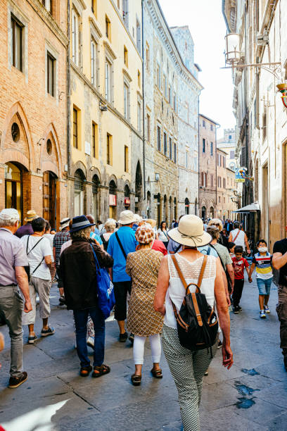 tour group in siena, tuscany, italy - foton med speaker bildbanksfoton och bilder