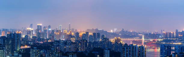 à noite, a bela paisagem da cidade fica em chongqing, china - chongqing china bridge asia - fotografias e filmes do acervo