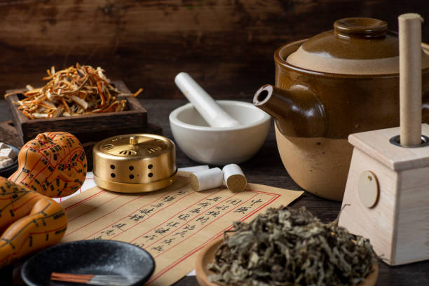 moxibustion과 중국 약초의 배경. 영어 번역 : 중국 전통 의학은 질병의 예방과 치료에 사용되며 재활 기능이 있습니다. - chinese medicine medicine ancient herbal medicine 뉴스 사진 이미지