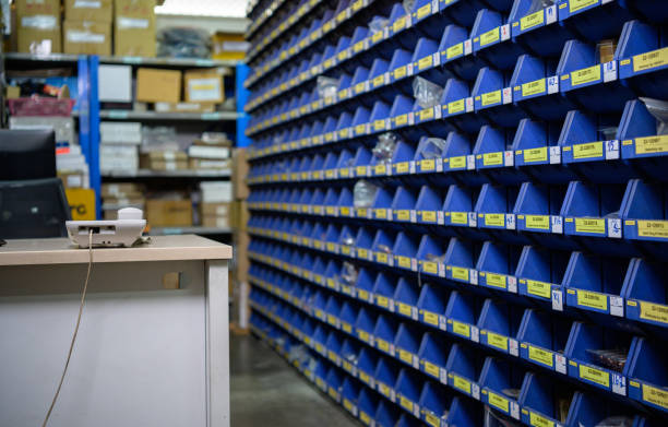 pequeno compartimento de armazenamento de componentes eletrônicos azuis. sistematicamente armazenado - hardware store - fotografias e filmes do acervo