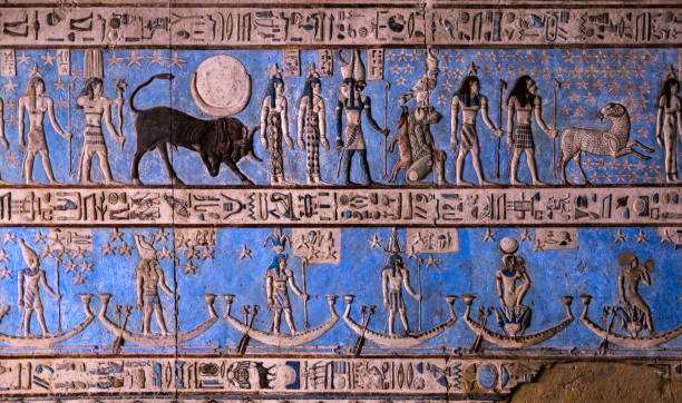 parte dello zodiaco rettangolare sul soffitto del tempio di hathor mostra ariete e toro. dendera egitto. - dendera foto e immagini stock