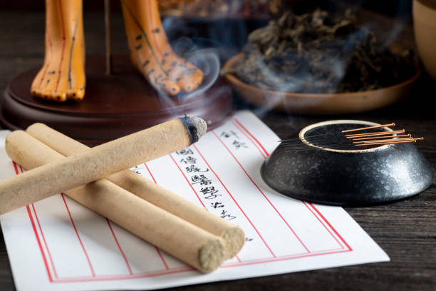 background of moxibustion and chinese herbal medicine.chinese character translation：acupuncture is a traditional chinese medical method. - chinese medicine medicine ancient herbal medicine imagens e fotografias de stock