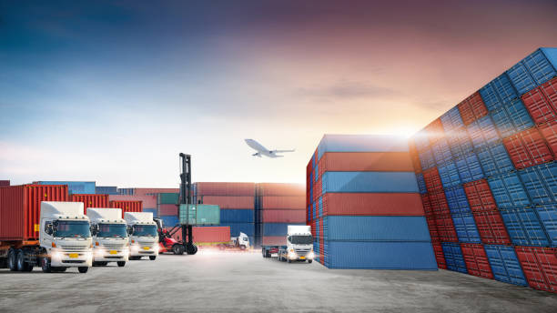 Transport of container handler loading and unloading with truck at container yard, cargo airplane, Logistics import export goods of freight carrier and global transportation industry concept transporte de carga y descarga de manipuladores de contenedores con camión en patio de contenedores, avión de carga, logística de importación de mercancías de exportación de transportista de carga y concepto de industria de transporte global