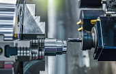 cnc-drehmaschine-die-das-metallgewindeteil-schneidet-die-herstellung-von-high-tech-teilen.jpg?b=1&s=170x170&k=20&c=Js-W4iI_wGgynunVCAMCTB3eqzCXdKV1iHDMHp0Sq3s=