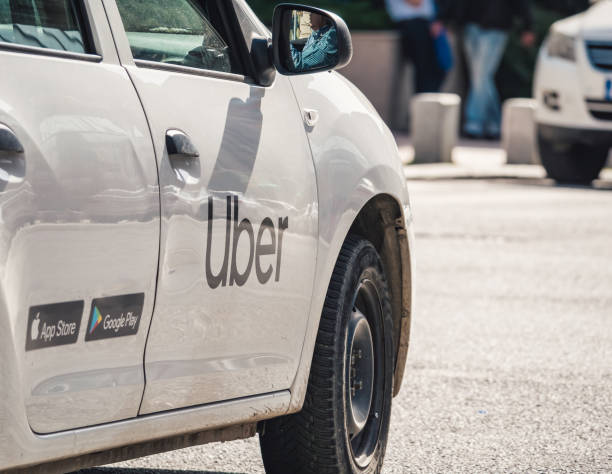 交通渋滞中の配車会社uberのロゴを持つ車。 - 世界スポーツ選手権 ストックフォトと画像