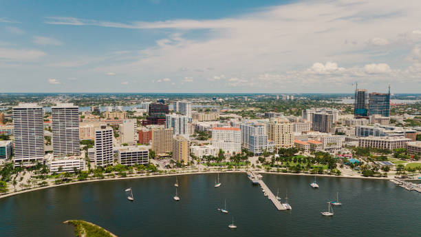 vista aérea de drone da entrada da orla no centro de west palm beach, flórida & palm beach island ao meio-dia em junho de 2022 - below sea level - fotografias e filmes do acervo