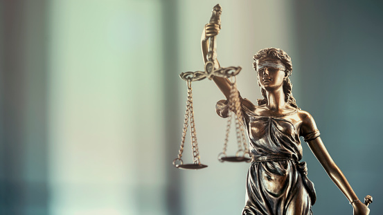 Estatuto legal y legal de Lady Justice sobre fondo borroso photo