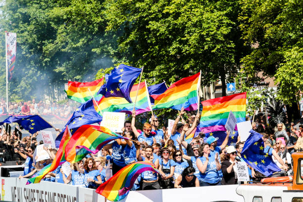 desfile gay durante el orgullo gay en ámsterdam, países bajos, europa - amsterdam canal netherlands dutch culture fotografías e imágenes de stock