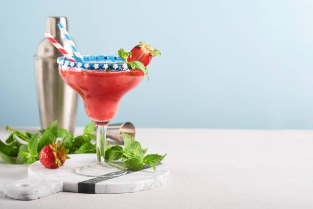 cocktail patriotique 4 juillet. cocktail de margarita en verre à la fraise, à la menthe et glacé. boissons pour la célébration du jour de l’indépendance américaine. - flag glass striped fourth of july photos et images de collection