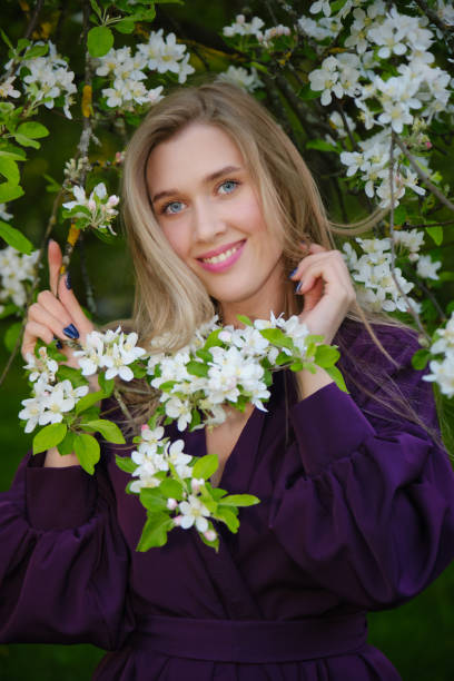 mulher em uma flores florescendo - portrait adults apple tree cherry tree - fotografias e filmes do acervo