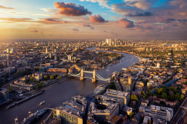 hermosa vista panorámica del atardecer del horizonte de londres - tower bridge fotografías e imágenes de stock