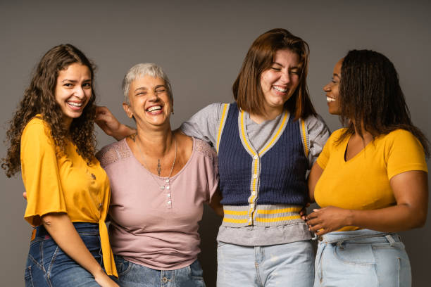 grupo de mujeres juguetonas en el estudio - diferentes edades fotografías e imágenes de stock