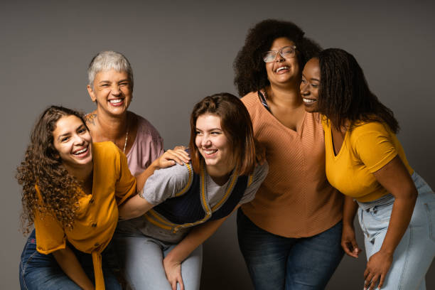 gruppe verspielter frauen im studio - nur frauen stock-fotos und bilder