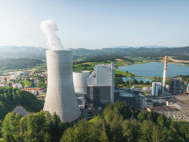 grande usina de carvão com torre de resfriamento ativa emitindo gases em ambiente - pollution coal carbon dioxide smoke stack - fotografias e filmes do acervo