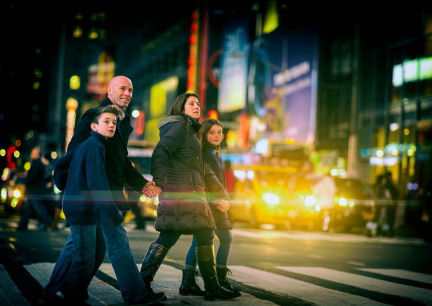 famille traversant broadway à times square, new york - times square flash photos et images de collection