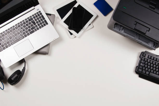 vista dall'alto a vecchi computer portatili, tablet digitali, telefoni cellulari, stampante, molti dispositivi gadget elettronici usati su sfondo bianco. obsolescenza programmata, concetto di rifiuti elettronici per il riciclaggio - telephone keypad old white foto e immagini stock