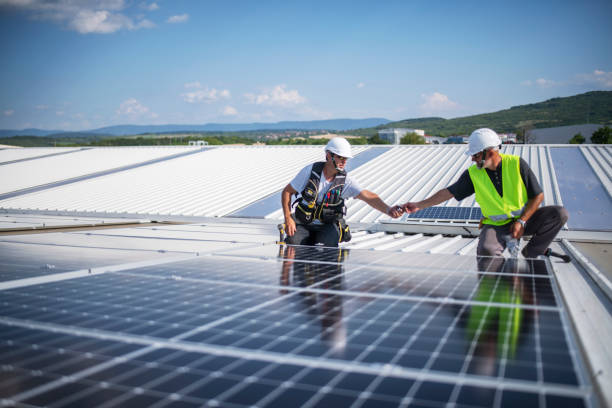 istock Team of electrical engineers installing solar panels. 1405482359