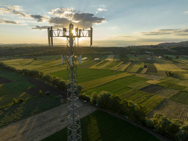 通信塔 - tower communications tower mobile phone antenna ストックフォトと画像