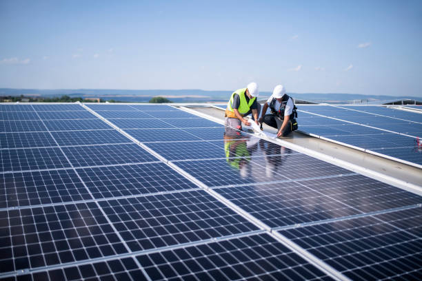 istock Team of electrical engineers installing solar panels. 1405482396