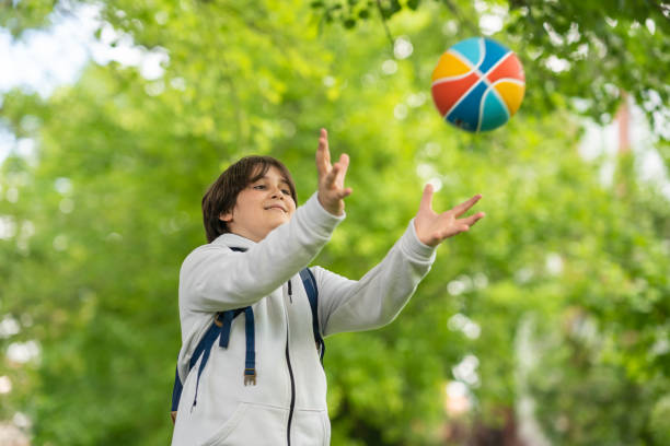 garçon de 11 ans jouant à des jeux dans la nature - 10 11 years cheerful happiness fun photos et images de collection