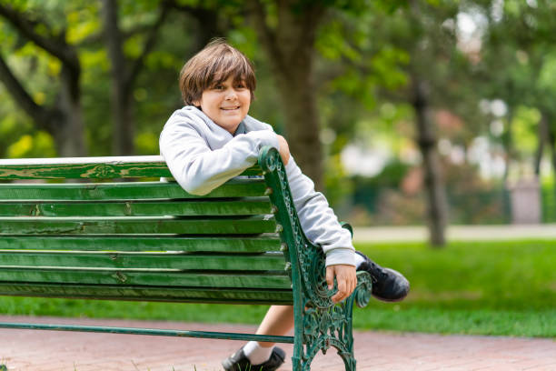 feliz retrato de niño de 11 años en la naturaleza - 10 11 years little boys child happiness fotografías e imágenes de stock