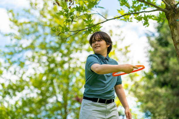 garçon de 11 ans jouant à des jeux dans la nature - 10 11 years little boys child happiness photos et images de collection