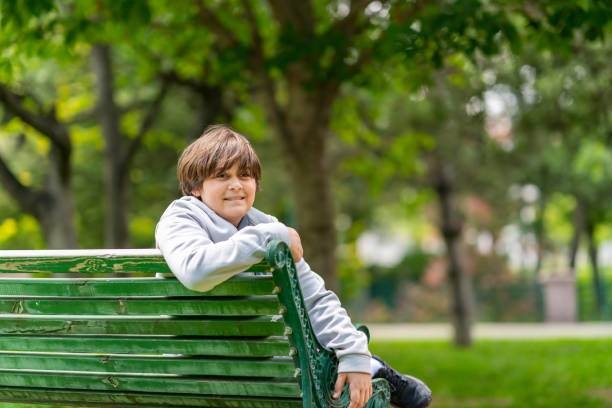 joyeux portrait de garçon de 11 ans dans la nature - 10 11 years cheerful happiness fun photos et images de collection