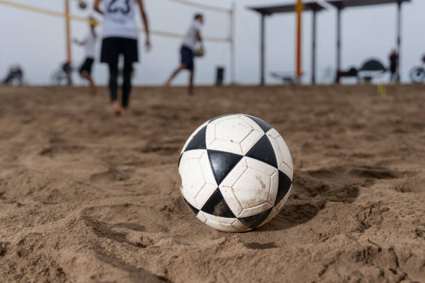 concéntrese en una pelota de footvolley en la arena de la playa - sports and fitness flash fotografías e imágenes de stock