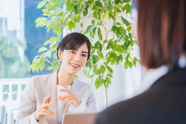 Image of working women (business, 2 people, 30s)