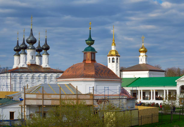 Suzdal, Vladimir region, Russia, 05.08.2022. Domes of churches near Gostiny Dvor. Pyatnitskaya Church, Entrance of the Jerusalem Church, Resurrection Church, Russian architecture of the XVII-XVIII centuries