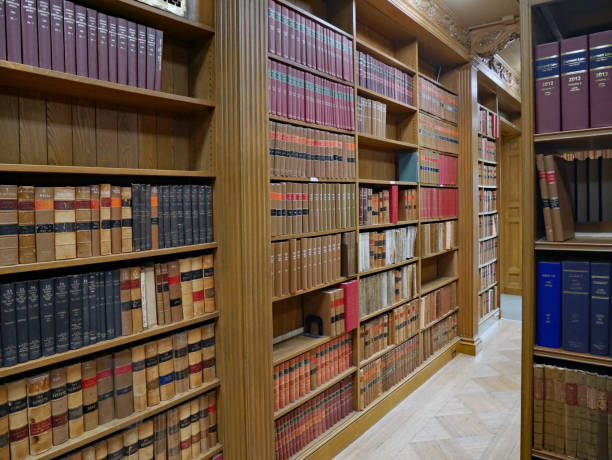 bibliothek mit bücherregalen aus holz - juristische bibliothek stock-fotos und bilder