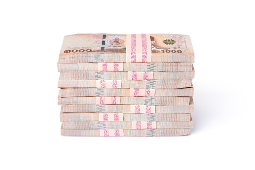 Pila de un millón de dólares de billetes de thai baht aislados en blanco photo