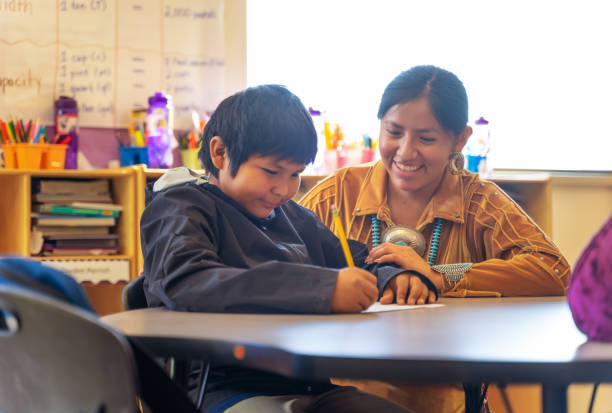 maestra servicial animando a uno de sus estudiantes - navajo fotografías e imágenes de stock