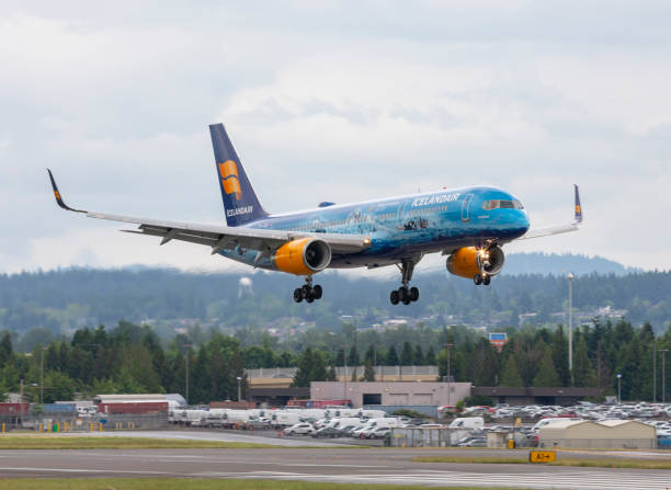 Icelandair Portland Boeing 757. Portland, Oregon, USA - June 13, 2022: An Icelandair Boeing 757 lands on runway 28R at Portland International Airport following a seven plus hour direct flight from Reykjavík, Iceland. boeing 757 stock pictures, royalty-free photos & images