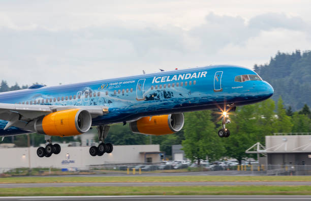 Icelandair Boeing 757 Portland. Portland, Oregon, USA - June 13, 2022: An Icelandair Boeing 757 lands on runway 28R at Portland International Airport following a seven plus hour direct flight from Reykjavík, Iceland. boeing 757 stock pictures, royalty-free photos & images