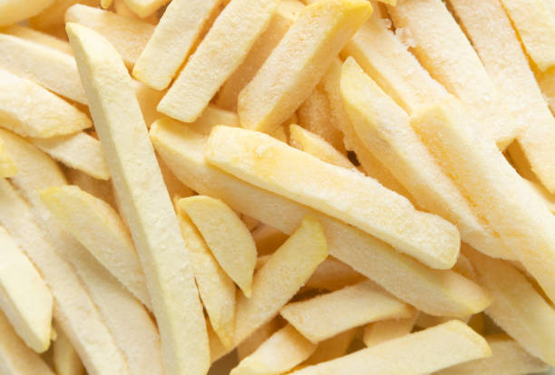 draufsicht auf gefrorene pommes frites - french fries fast food french fries raw raw potato stock-fotos und bilder