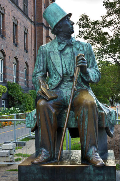 статуя ганса христиана андерсена в копенгагене, дания. - denmark copenhagen hans christian andersen statue стоковые фото и изображения