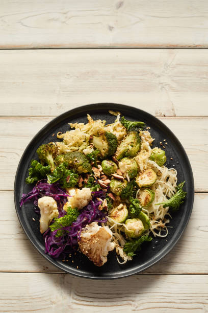 delicious vegetarian food of roasted cauliflower and red cabbage slices - cauliflower vegetable portion cabbage imagens e fotografias de stock