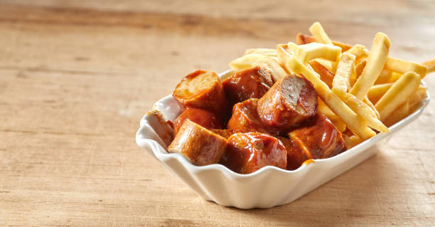 currywurst con sabrosas patatas fritas en cuenco de cerámica - currywurst fotografías e imágenes de stock