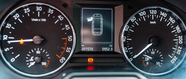Modern car speedometer,odometer,tachometer and illuminated dashboard. car dashboard modern automobile controlilluminated panel speed display.Car instrument panel.Close up.Selective focus. velocímetro moderno del automóvil, odómetro, tacómetro y tablero iluminado. tablero de instrumentos del automóvil moderno control de automóvilespantalla de velocidad del panel iluminado. panel de instrumentos del coche. cerrar. enfoque selectivo.