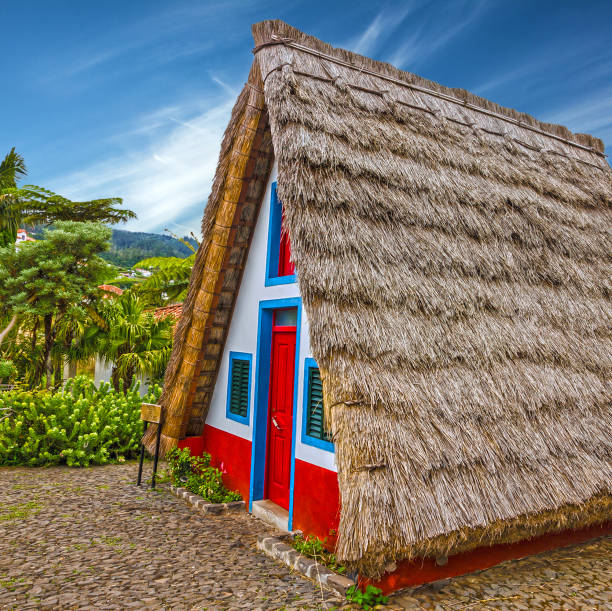 maison rurale traditionnelle à santana madeira, portugal. coucher de soleil - madeira funchal house cottage photos et images de collection