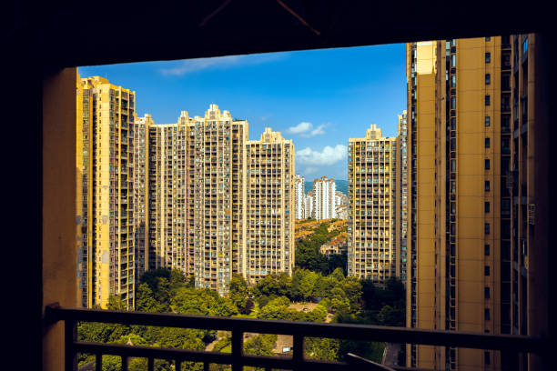 residencia moderna con balcón al atardecer - chengdu urban scene city life house fotografías e imágenes de stock