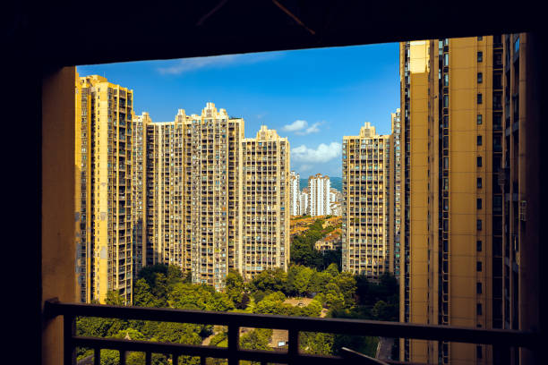 современная резиденция на балконе в сумерках - chengdu urban scene city life house стоковые фото и изображения
