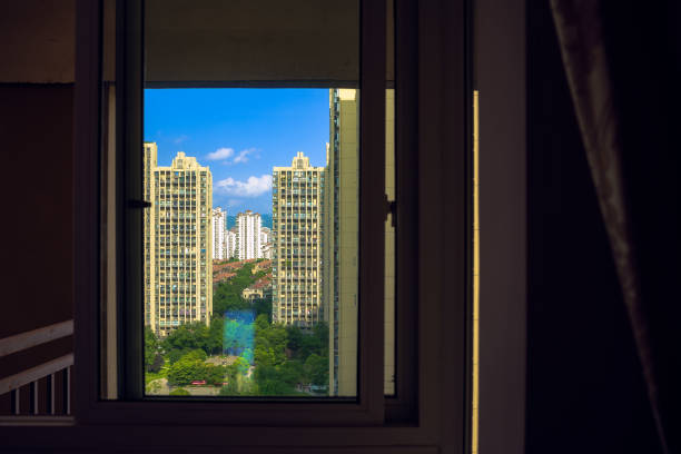 residencia moderna con balcón al atardecer - chengdu urban scene city life house fotografías e imágenes de stock