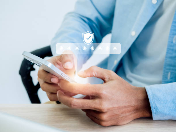 Two factor authentication concept. Virtual safety shield icon while access on phone with laptop for validate password, Identity verification, cybersecurity with biometrics authentication technology. concepto de autenticación de dos factores. icono de escudo de seguridad virtual durante el acceso por teléfono con computadora portátil para validar contraseña, verificación de identidad, ciberseguridad con tecnología de autenticación biométrica.