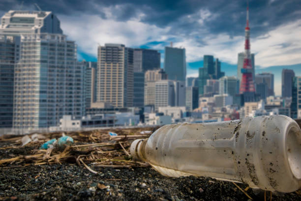 廃墟となったペットボトルと東京の街のスカイライン。 - environmental damage ストックフォトと画像