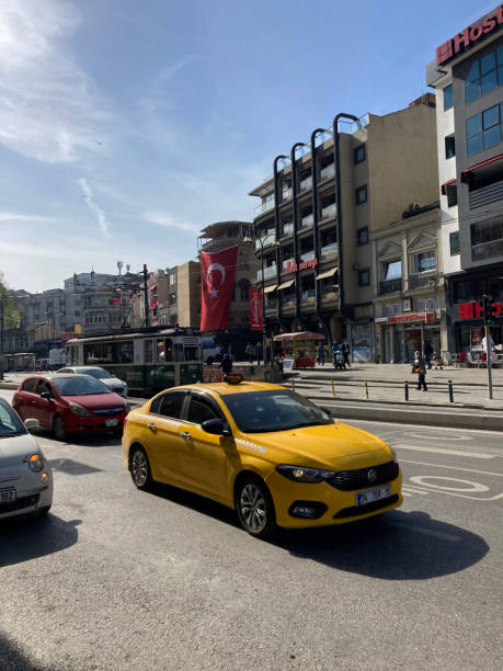 táxi amarelo, praça istambul kadıköy, banheiros construídos pelo ibb, paradas iett, grupos lotados de pessoas antes do feriado. - accident taxi driving tourist - fotografias e filmes do acervo